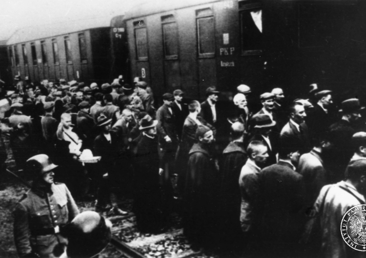 Pierwszy Transport [Polaków] do Auschwitz na dworcu w Tarnowie Pierwszy transport do Auschwitz miał miejsce 14 czerwca 1940 roku. Przyjechało nim 728 Polaków