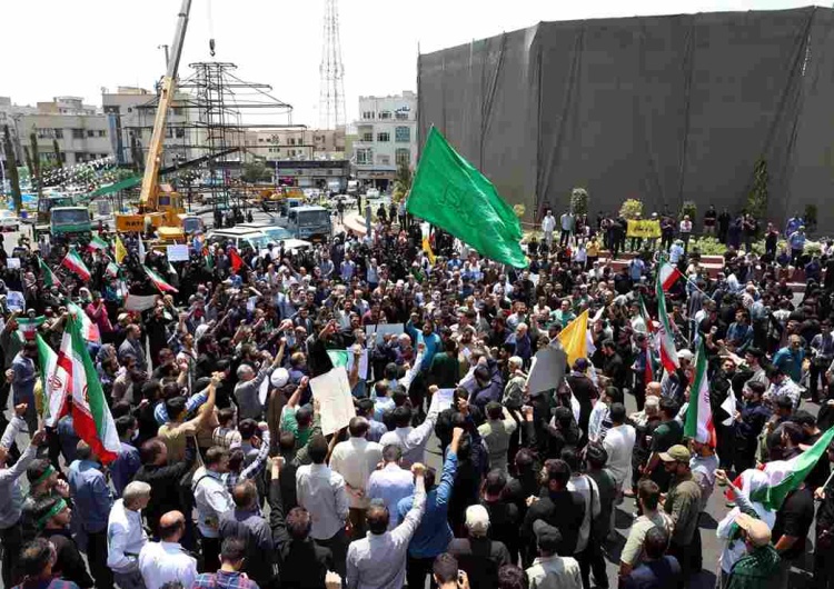 Demonstracje w Teheranie po ataku Izraela. Atak Izraela na Iran. Francja
