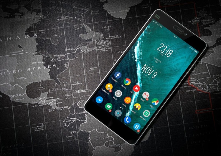 smartfon Jakim mediom społecznościowym nie ufają Polacy? Sondaż
