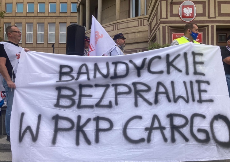 Protest pracowników PKP Cargo - zdjęcie poglądowe Solidarność PKP Cargo apeluje do prezydenta i premiera. Chodzi o kolejne zwolnienia grupowe