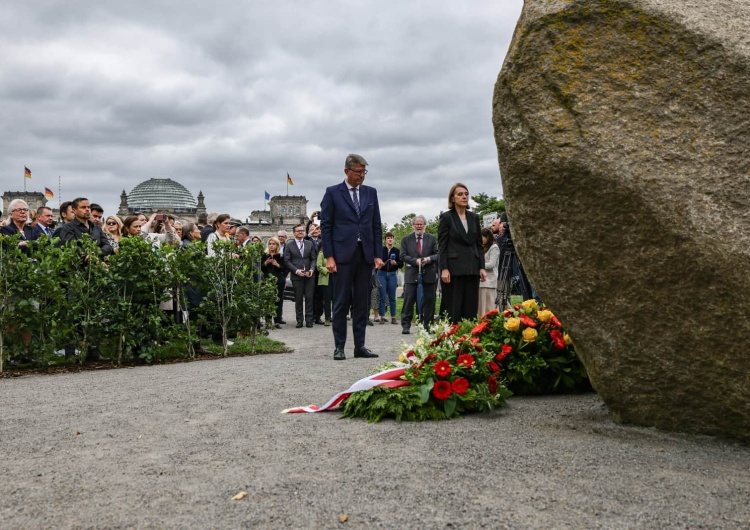 Minister kultury i dziedzictwa narodowego Hanna Wróblewska i pełnomocnik rządu Niemiec ds. kultury i mediów Wolfram Weimer Odsłonięcie kamienia pamięci w Berlinie. Politycy PiS: Zawstydzająca komedia