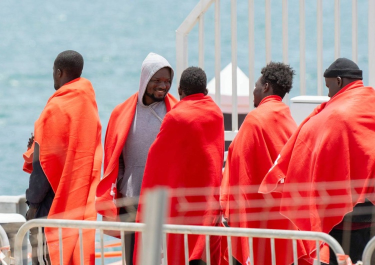 Imigranci w Hiszpanii, zdjęcie poglądowe Służby Tuska mają podrzucać nielegalnych imigrantów do domów dziecka