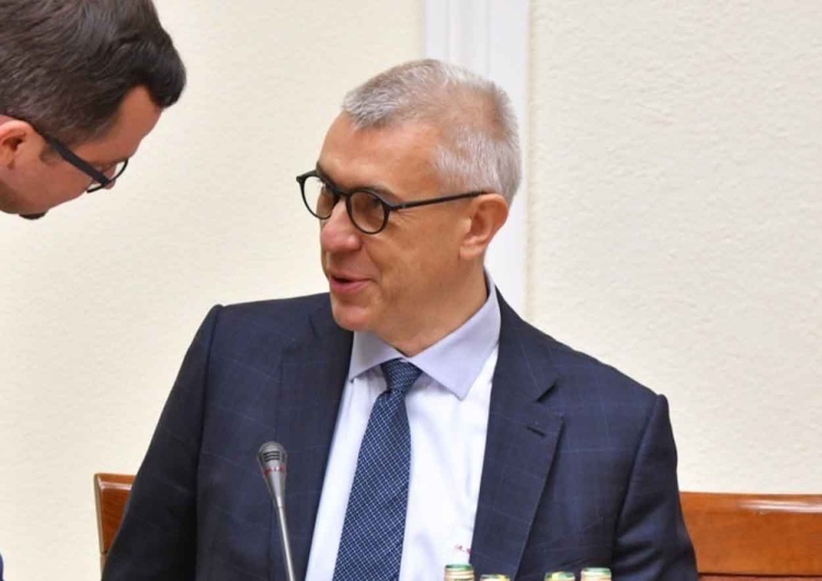Roman Giertych Oświadczenie I prezes SN: Nieodpowiedzialne zachowanie Giertycha nie opóźni rozpoznania protestów wyborczych