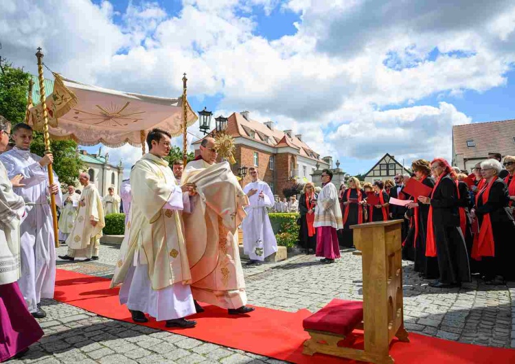 Uroczystości Bożego Ciała w Gnieźnie Uroczystości Bożego Ciała. Abp Wojciech Polak: Zapominamy o karmieniu naszego życia mocą Eucharystii