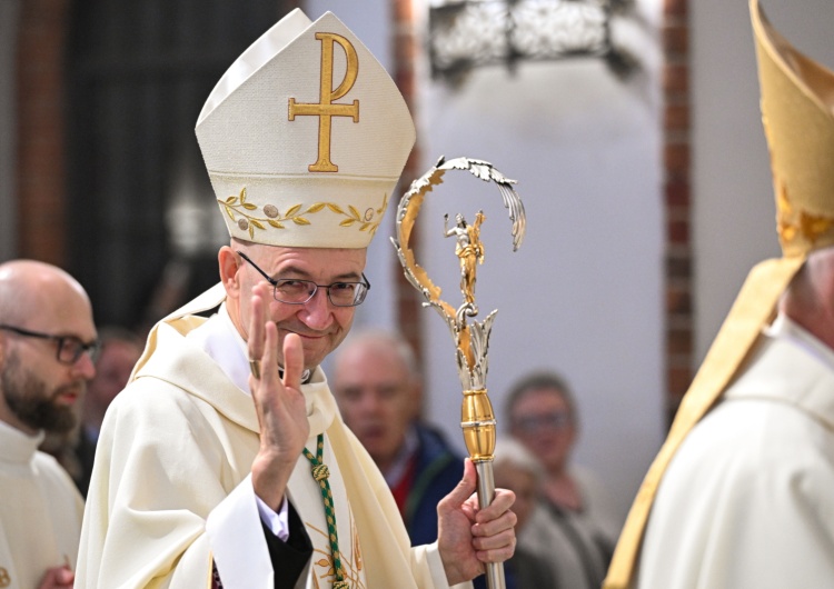 abp Adrian Galbas SAC Abp Galbas: Wierzę, że biała hostia to nie wigilijny opłatek, nie chips i nie tylko znak Twojej obecności