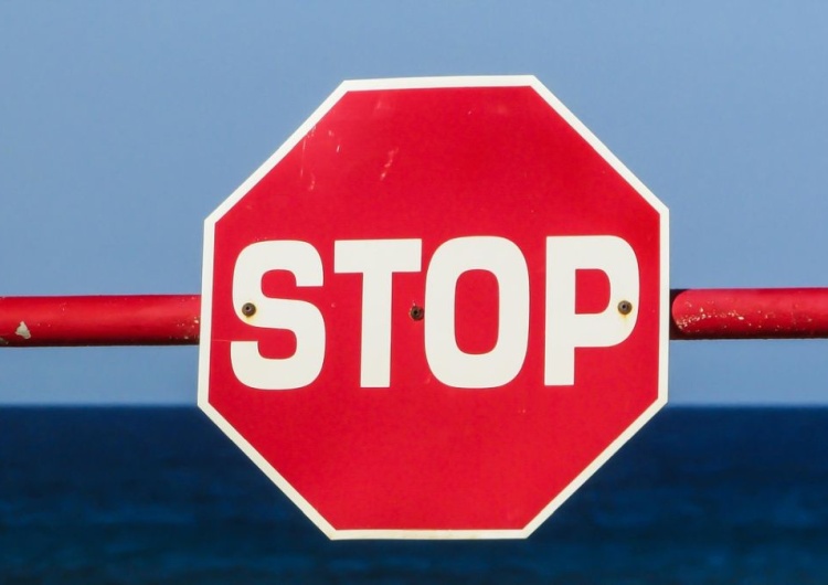 znak stop Bruksela uderza w pornobiznes