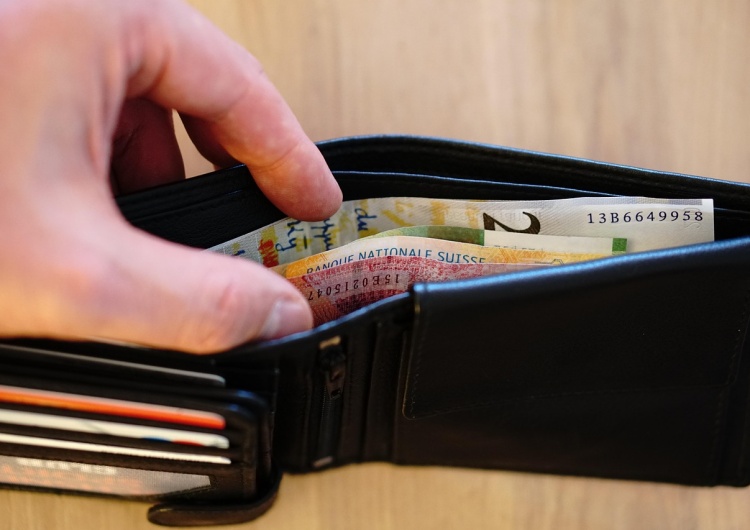 Portfel, pieniądze, zdjęcie podglądowe Płaca minimalna - ulubiony chochoł liberałów