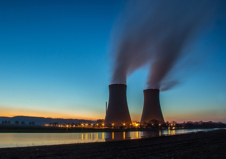 Elektrownia jądrowa. Ilustracja poglądowa Nagle Bank Światowy znalazł pieniądze na atom