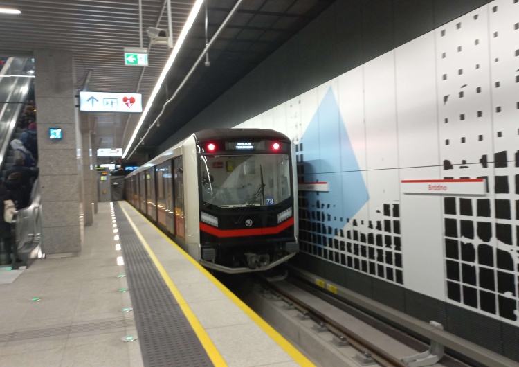 Metro w Warszawie Nietypowy gość na stacji metra w Warszawie. Pasażerowie wezwali pomoc
