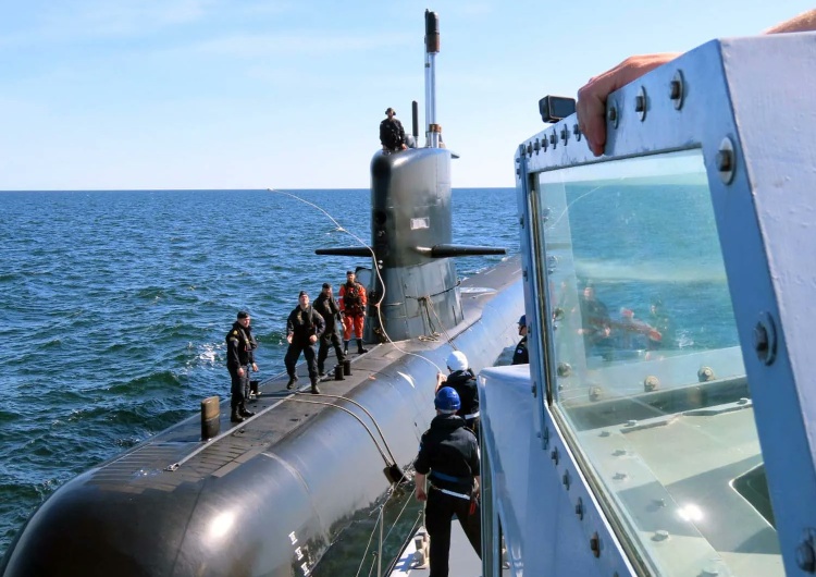 Przekazanie przez Dasher aprowizacji Szwedom Kryzys podczas ćwiczeń NATO. Szwedzkim marynarzom zabrakło... kawy