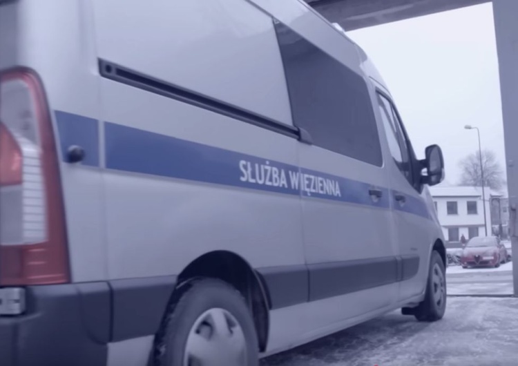 Służba Więzienna Matka w kajdankach na pogrzebie dziecka. Jest ruch Służby Więziennej