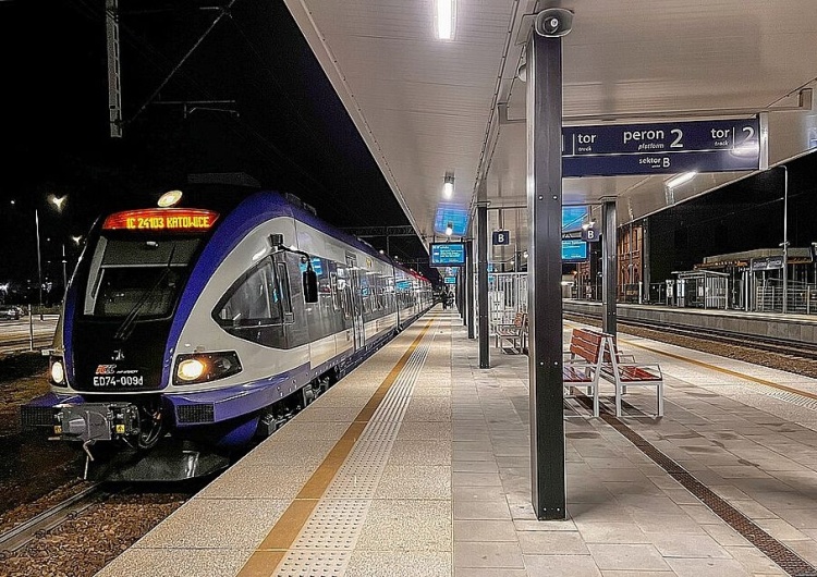Pociąg na stacji - zdjęcie poglądowe Podwyżki w PKP PLK. Skorzysta 36 tys. pracowników