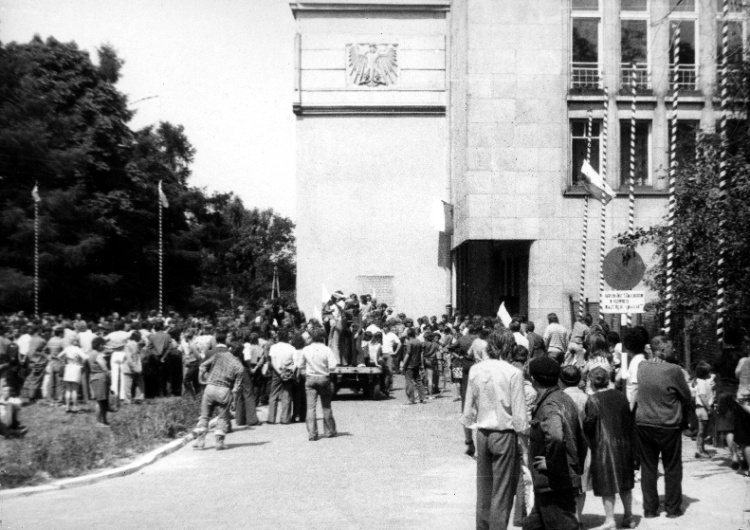 Demonstracja przed gmachem KW PZPR w Radomiu „Czerwony Radom pamiętam siny”. Dziś 49. rocznica Czerwca 1976