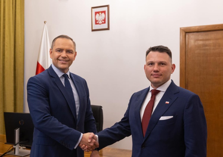 Prezydent-elekt Karol Nawrocki i poseł Sławomir Mentzen Sławomir Mentzen po spotkaniu z Karolem Nawrockim: Dziękuję, zapowiada się współpraca ponad podziałami