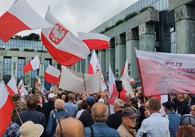 Tłum pod Sądem Najwyższym Gorąco pod Sądem Najwyższym.