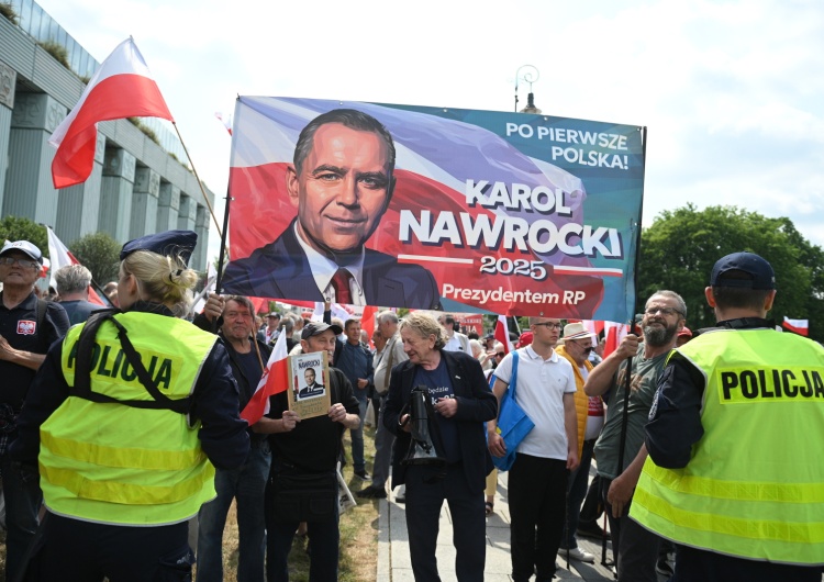 Uczestnicy pikiety przed gmachem Sądu Najwyższego w Warszawie Protesty wyborcze rozpatrzone. Jest decyzja Sądu Najwyższego