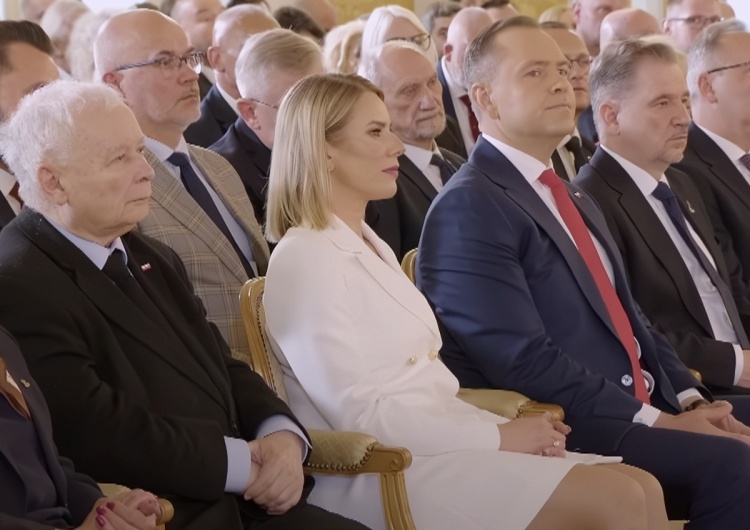 Marta Nawrocka w trakcie wręczenia potwierdzenia wyboru Karola Nawrockiego na prezydenta Kiecka a sprawa polska - historia wokół stroju Marty Nawrockiej