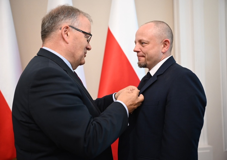 Cezary Krysztopa odznaczony Złotym Krzyżem Zasługi Michał Bilewicz zaatakował Cezarego Krysztopę. Internauci zmietli go z planszy