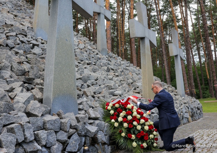 Andrzej Duda Ukraina: Andrzej Duda złożył hołd ofiarom zbrodni katyńskiej w Bykowni pod Kijowem