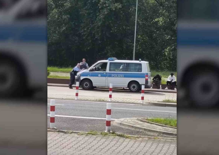 Zdjęcie jednego z mieszkańców, dokumentujące przerzut migrantów przez niemieckie służby na polską stronę.