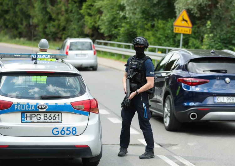 Służby prowadzą poszukiwania sprawcy strzelaniny w domu jednorodzinnym w Starej Wsi Strzelanina pod Limanową. Pilny alert RCB