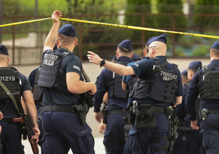 Służby prowadzą poszukiwania sprawcy strzelaniny w domu jednorodzinnym w Starej Wsi Obława w Małopolsce. Dron Bayraktar pomoże w poszukiwaniach
