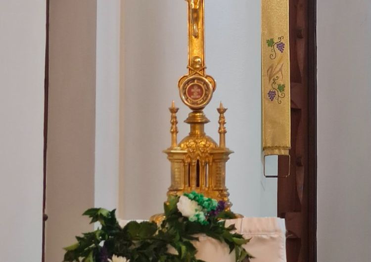 Relikwiarz w parafii pw. Świętych Apostołów Piotra i Pawła Oryginalne relikwie I stopnia świętych Piotra i Pawła w podwarszawskim kościele