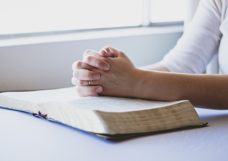 Modlitwa/zdjęcie poglądowe Co Amerykanie sądzą o chrześcijańskiej modlitwie w szkole? Sondaż Pew Research Center