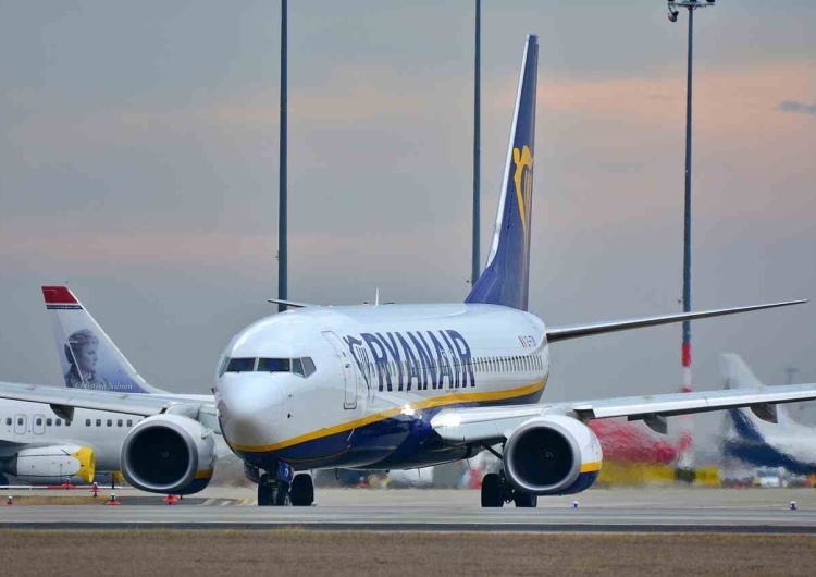 Linie Ryanair musiały odwołać na początku wakacji ponad 170 lotów. Kilkadziesiąt tysięcy pasażerów musiało zmienić wakacyjne plany. Odwołane setki lotów