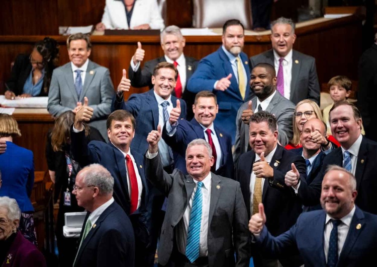 Republikanie świętujący po przegłosowaniu ustawy Kongres USA przyjął 