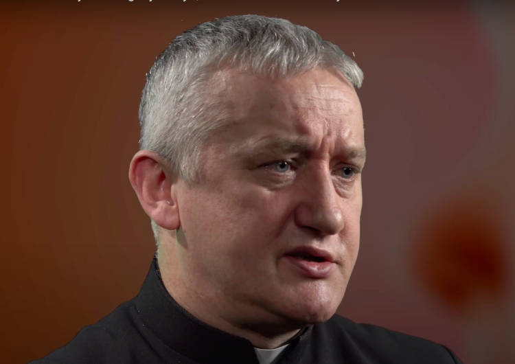 ks. Tomasz Kancelarczyk Prezes Fundacji Małych Stópek odznaczony przez Prezydenta RP