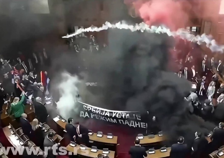 Awantura w serbskim parlamencie Potężna rozróba w serbskim parlamencie. Granaty dymne, jedna z posłów w stanie krytycznym