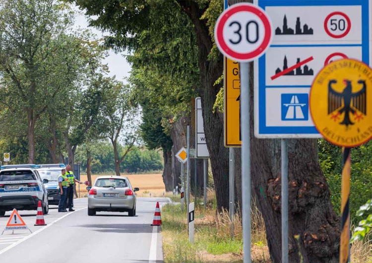 Patrol niemieckiej policji na polsko-niemieckim przejściu granicznym Rosówek-Rosow Niemcy: