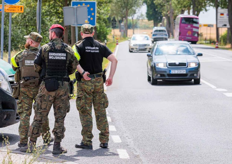 Patrol Straży Granicznej na polsko-niemieckim przejściu granicznym Rosówek-Rosow Od północy kontrole na granicach. Szef MSWiA zapowiada