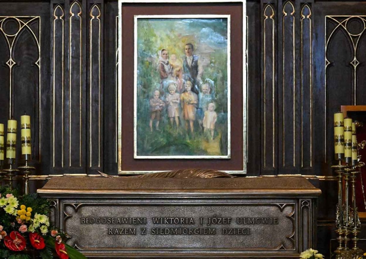 Relikwiarz z doczesnymi szczątkami błogosławionej rodziny Ulmów w kościele parafialnym Markowej 7 lipca – liturgiczne wspomnienie błogosławionej Rodziny Ulmów