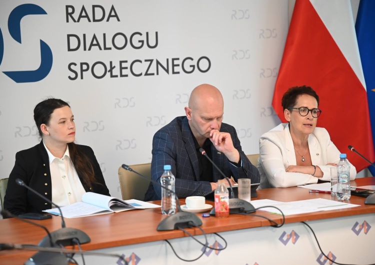 Posiedzenie zespołu problemowego ds. usług publicznych RDS „Czas przywrócić odpowiednią rangę urzędnikom”. W ramach RDS dyskutowano o strategii zarządzania zasobami ludzkimi w służbie cywilnej