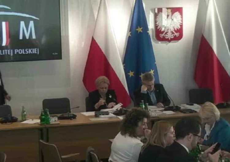 Sejmowa Komisja Finansów Publicznych Kuriozalna decyzja na Komisji Finansów Publicznych. KO zarządza przerwę w trakcie głosowania