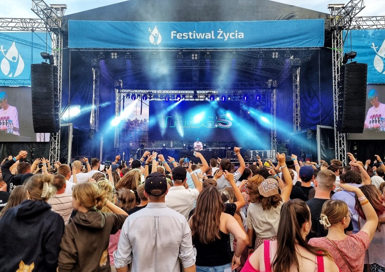 Festiwal Życia w Kokotku  „Chcemy pokazać naszym dzieciom żywą wiarę”. Z Australii na Festiwal Życia w Kokotku