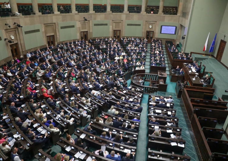 Obrady Sejmu RP Najnowszy sondaż parlamentarny. PiS i KO łeb w łeb
