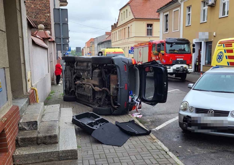 W Chełmnie kierowca dachował i wjechał w grupę ludzi Kierowca wjechał w grupę ludzi. Dramat w Chełmnie