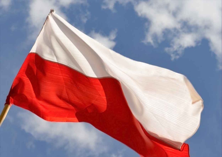 Polska flaga – zdjęcie ilustracyjne Polska surowcowym bankiem Europy. Miliardy złotych pod ziemią