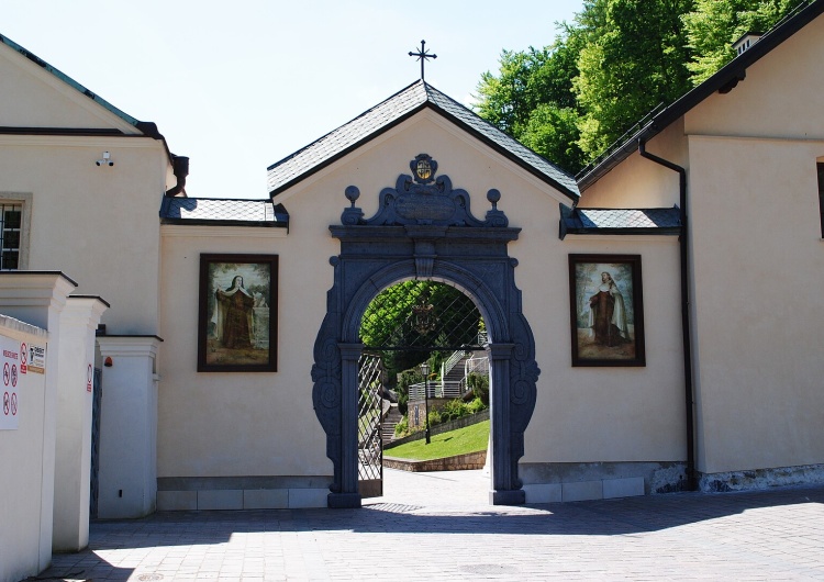 Czerna, woj. małopolskie. Klasztor karmelitów bosych. Wejście do klasztoru Odpust Matki Bożej Szkaplerznej w Czernej, na polskiej Górze Karmel