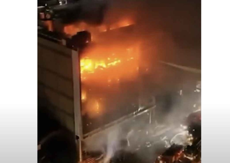 Płonące centrum handlowe w Kut, w Iraku Dziesiątki ofiar pożaru centrum handlowego. Ludzie chronili się na dachu płonącego wieżowca [WIDEO]