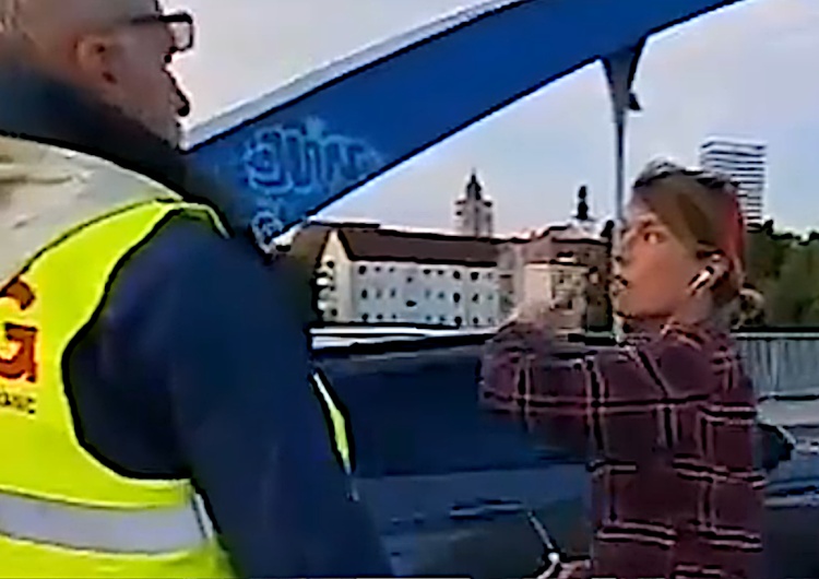 Atak agresywnej Niemki na moście w Słubicach Agresywna Niemka zaatakowała wolontariusza Ruchu Obrony Granic na moście w Słubicach. Jest nagranie