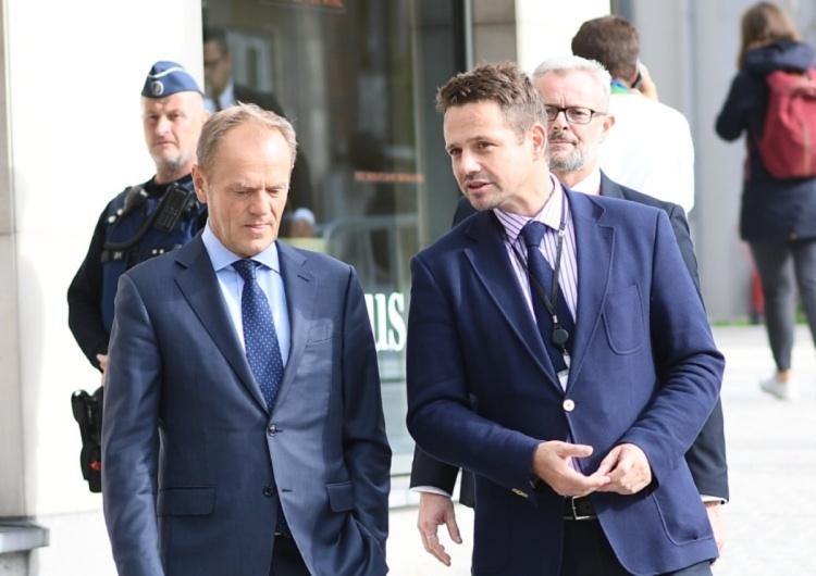 Donald Tusk i Rafał Trzaskowski „Partia obciachu i dziadersów”. Ujawniono raport nt. ugrupowania Tuska i kampanii Trzaskowskiego