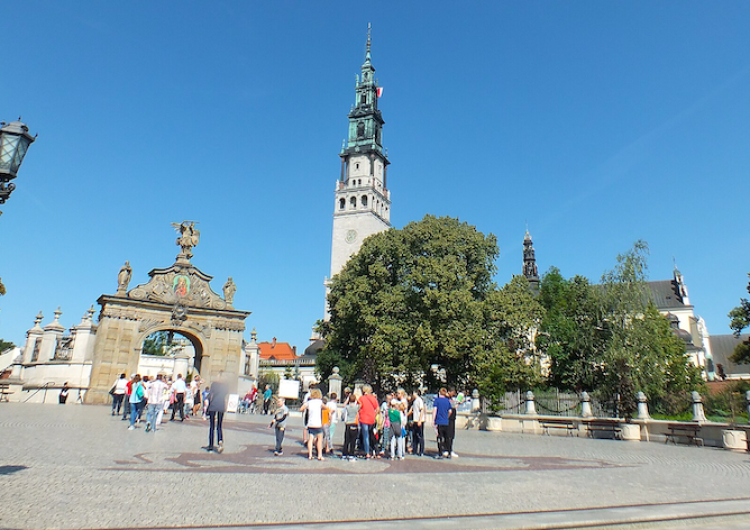 Jasna Góra, Brama Lubomirskich, wieża bazyliki Obchody 25-lecia Fundacji „Dzieło Nowego Tysiąclecia” na Jasnej Górze