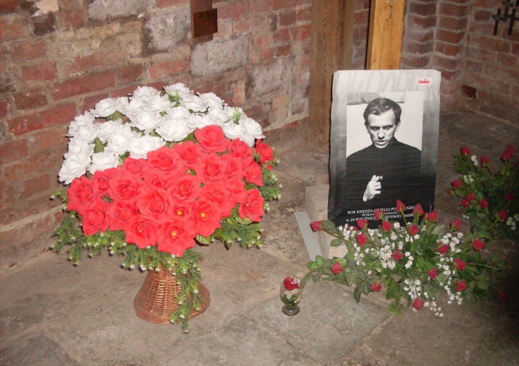 Fragment pomnika Jerzego Popiełuszki w kościele św. Brygidy w Gdańsku „Solidarność ludzkich serc” - wkrótce rozpoczyna się Szkoła Letnia Księdza Jerzego Popiełuszki