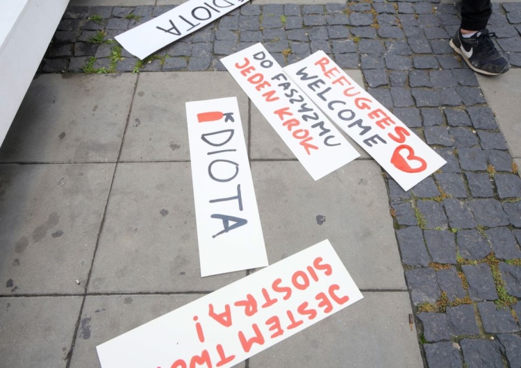 hasła kontrmanifestantów Reporter TV Republika fizycznie zaatakowany na proimigranckiej demonstracji. Jest nagranie