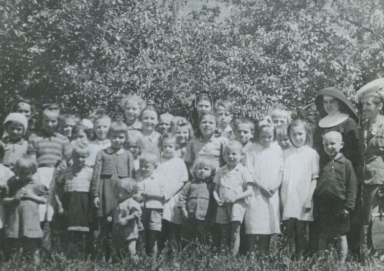 S. Rozalią Sidełko z grupą dzieci z sierocińca, w tym dzieci żydowskich Zakony żeńskie w czasie Holokaustu. Tysiące sióstr, które działały w cieniu