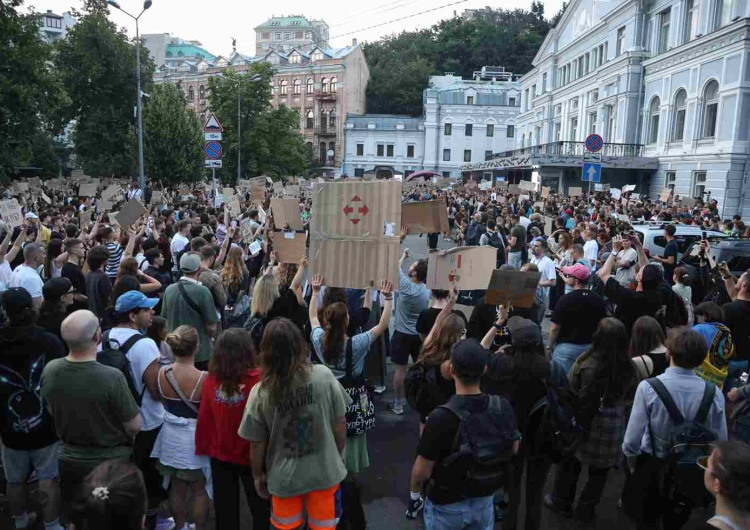 Demonstracja w Kijowie Gorąco na Ukrainie. Po podpisie Zełenskiego ludzie wyszli na ulice